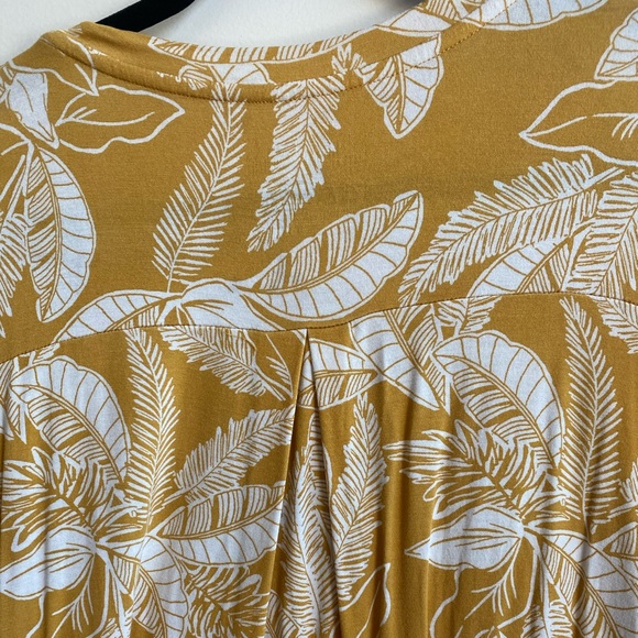 Latched Mama • Golden Yellow Tropical Leaf 3/4 Sleeve Scoop Neck Nursing Top 2.0 - Picture 6 of 8